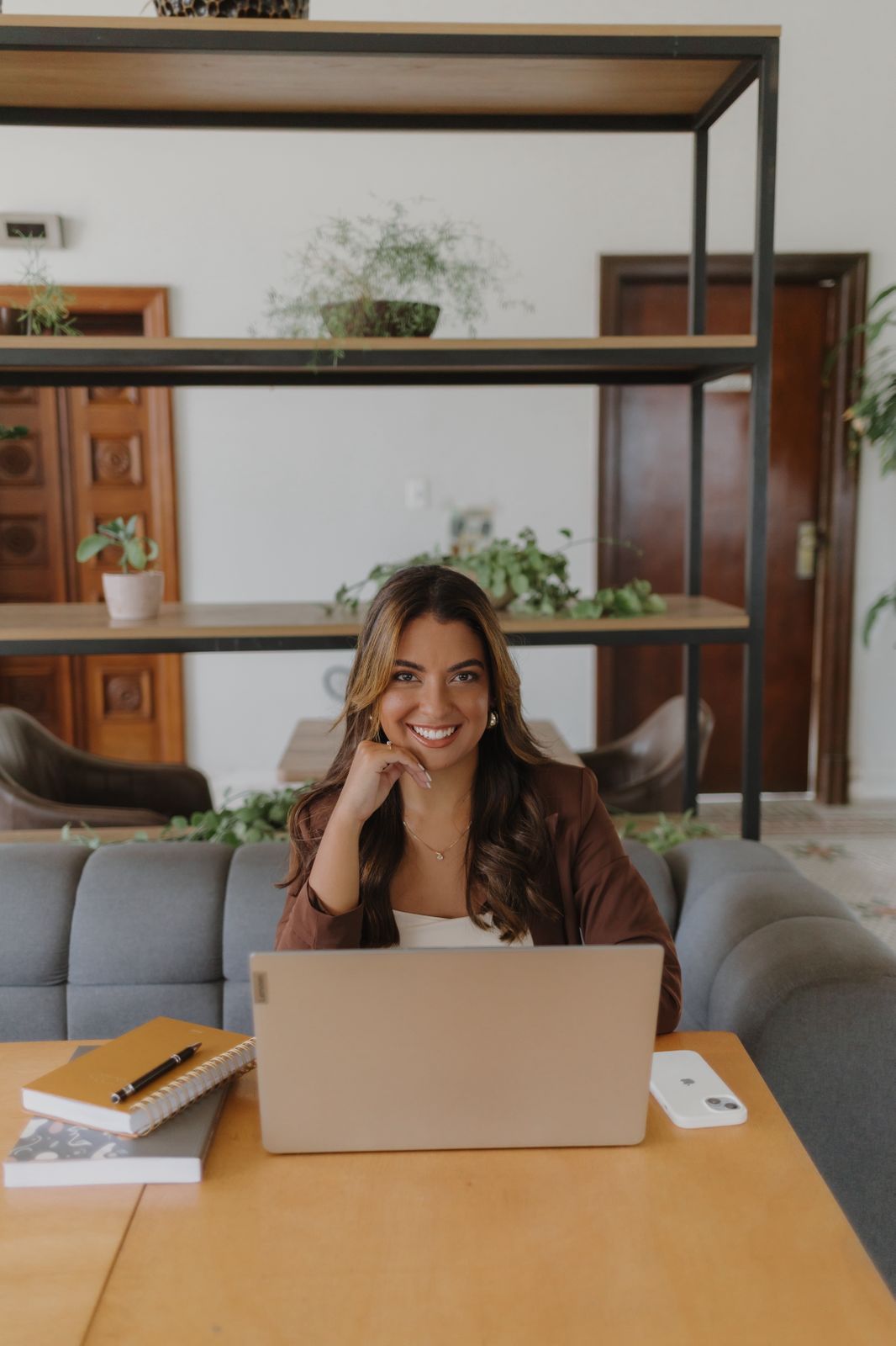 Amanda Prado em frente a um notebook em ambiente corporativo